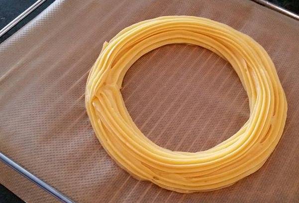 Réalisez 2 cercles de pâte à choux l'un à côté de l'autre, puis un 3e sur le dessus, à cheval entre les 2.